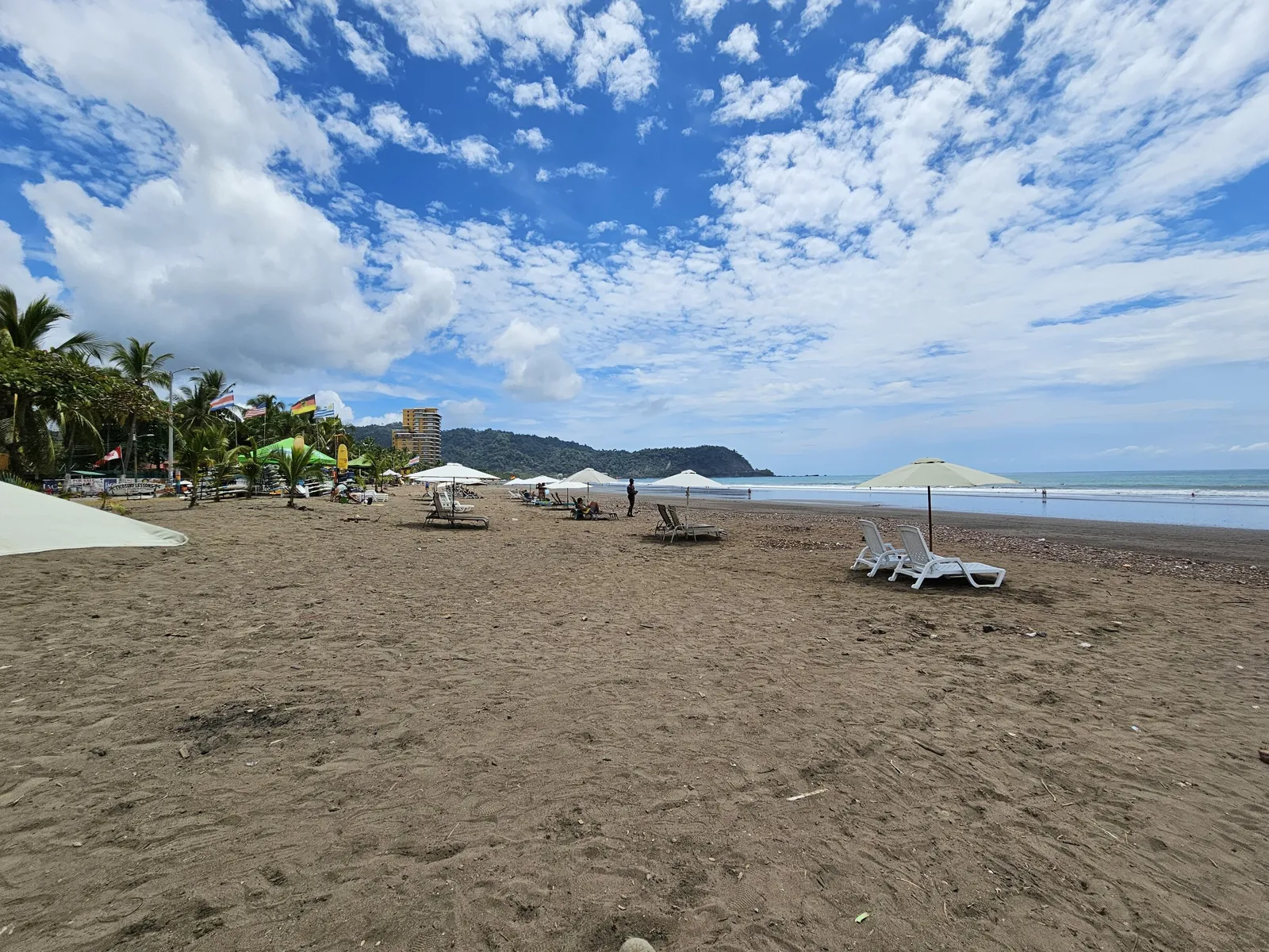 Playa Jacó en una mañana despejada